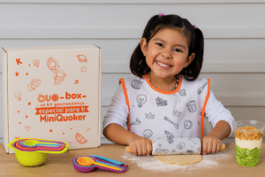 Imagen navideña profesional de Quoking con las cuatro Quo-box, delantal y utensilios en un ambiente cálido y festivo. Perfecta para anuncios, blogs y campañas navideñas