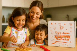 Familia cocinando junta en la cocina, usando delantales de Quoking y una QuoBox sobre la mesa, mientras disfrutan de un momento de diversión y aprendizaje.