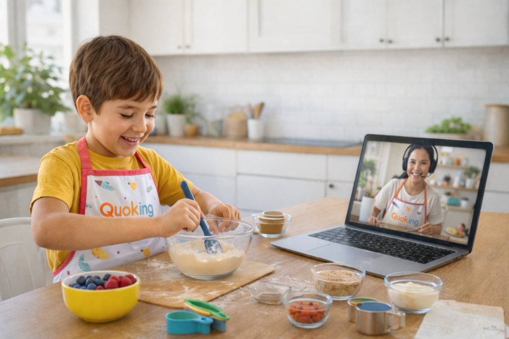 Niño tomando clases virtuales personalizadas de cocina con Quoking desde casa, aprendiendo a cocinar de forma educativa y divertida.