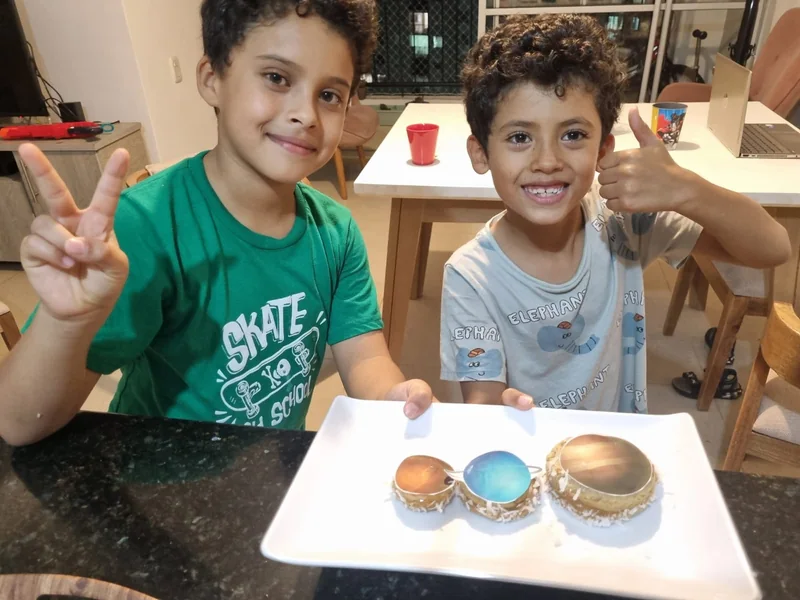 Mateo y Juan con los planetas comestibles de la Quo-box Sistema solar