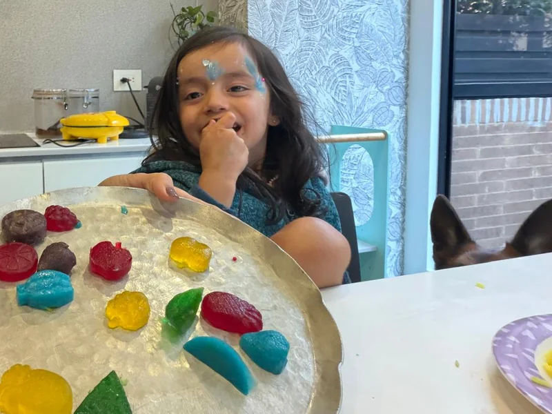 María José sonriendo con las gomitas que preparó con la Quo-box Gomitas caseras