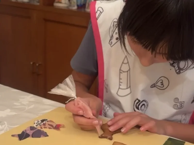 Niña decorando galletas con la Quo-box Viste tu muñeca