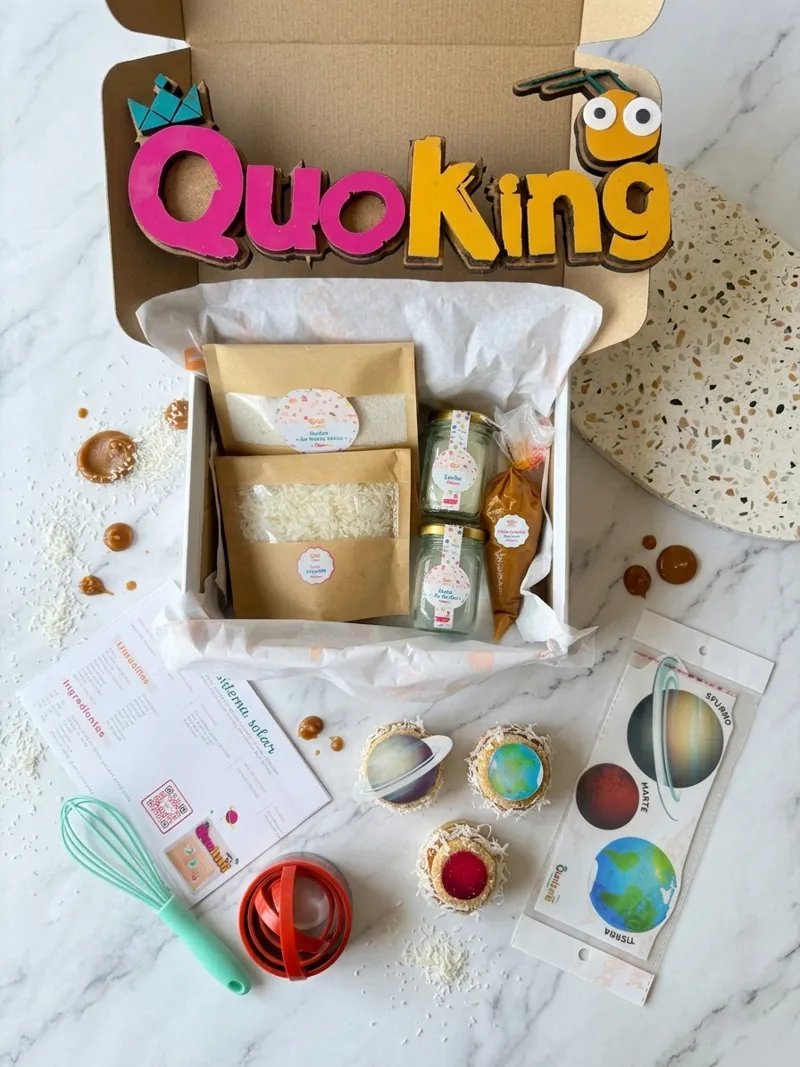 Quo-box abierta con ingredientes premedidos, utensilios y receta impresa